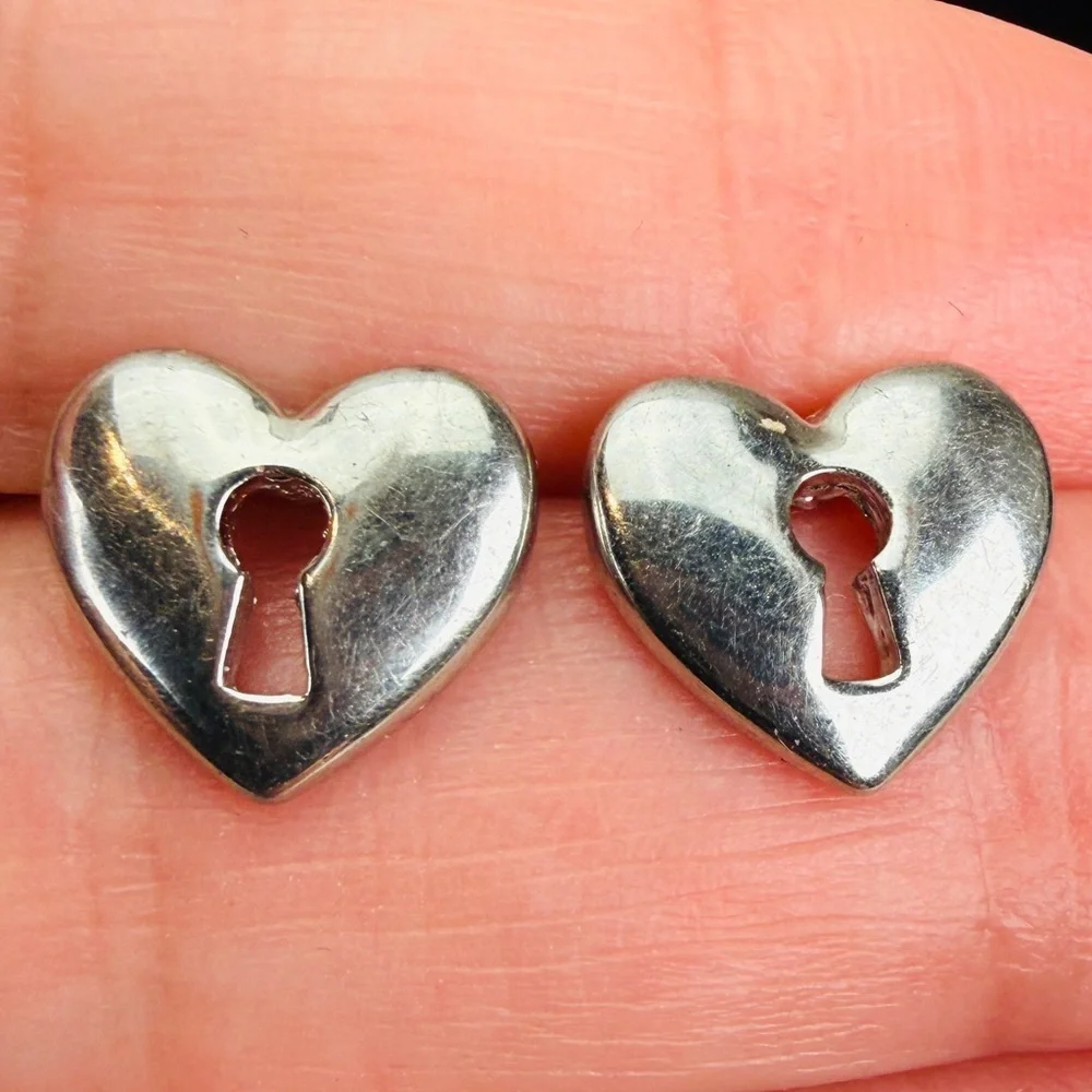 Beautiful vintage, Silvertone heart keyhole pierced earrings